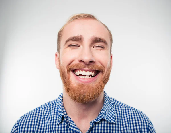 Retrato de primer plano de un hombre casual riendo —  Fotos de Stock