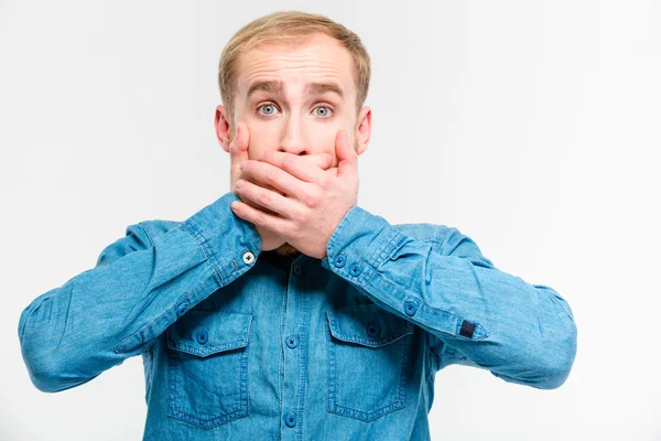 Choqué homme étourdi fermé sa bouche par les mains — Photo