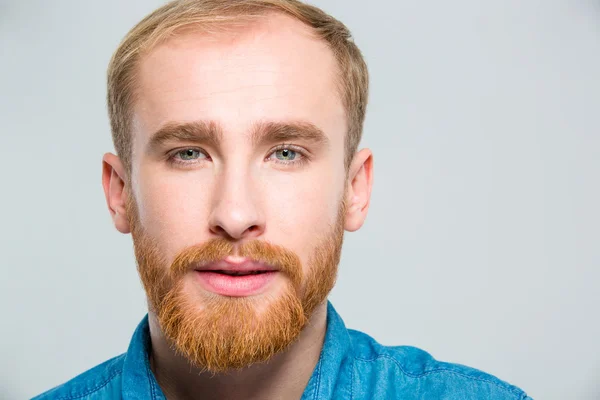Ritratto ravvicinato di giovane attraente con barba — Foto Stock