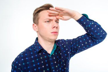 Komik adam uzakta gözleri yukarıda el ile bakan konsantre 