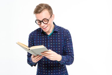 Bir kitap okuma ve gülümseyen komik neşeli akıllı sarışın adam