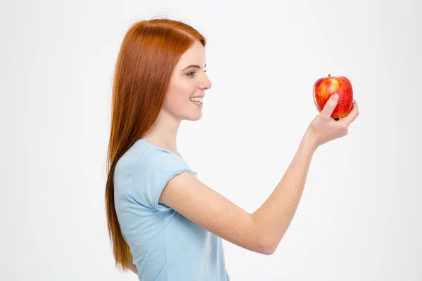 Счастливая рыжая женщина с красным яблоком — стоковое фото