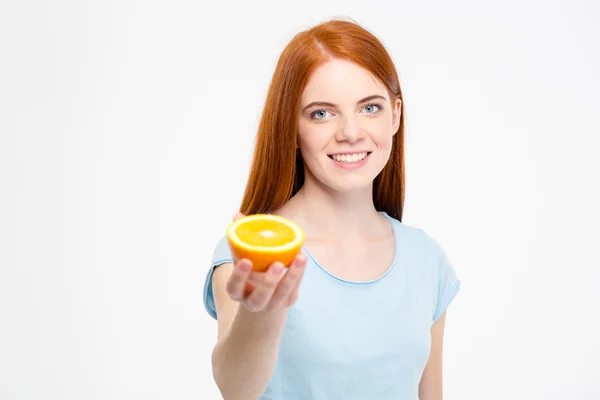 Bella donna con lunghi capelli rossi che tengono mezza arancia — Foto Stock