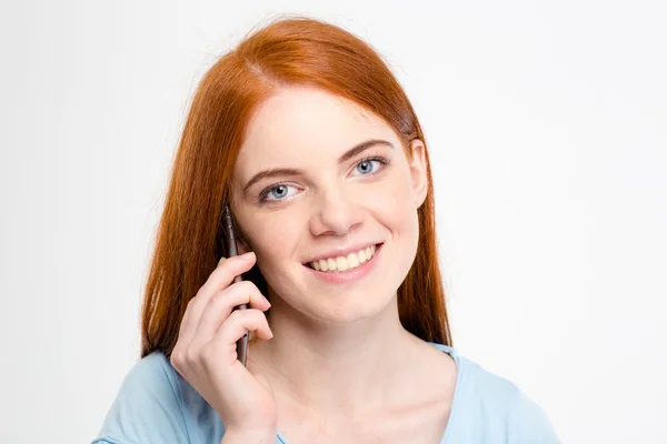 Mosolygós vörös hajú nő beszél a telefonon — Stock Fotó