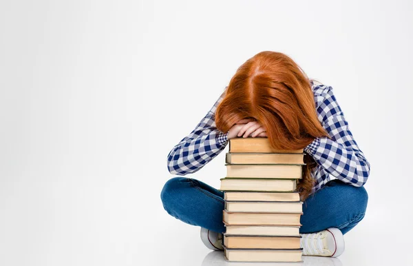 Mujer agotada poner la cabeza en la pila de libros y dormir —  Fotos de Stock