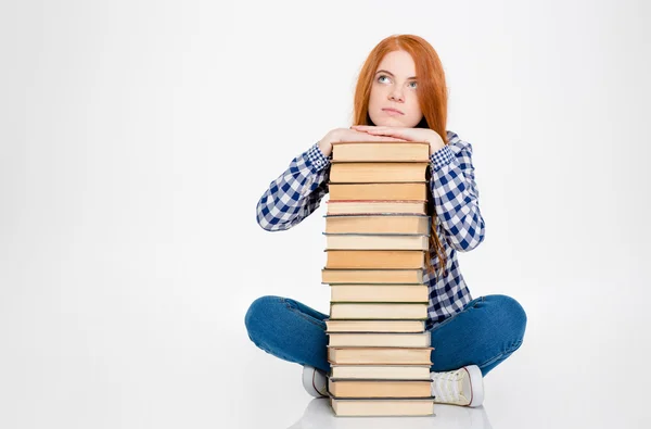 Doordachte vrouwelijke hoofd zetten stapel boeken — Stockfoto