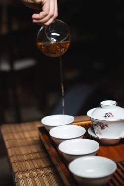 Çay dökülen eller