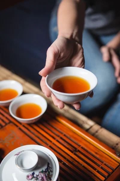 Mãos femininas segurando xícara com chá — Fotografia de Stock