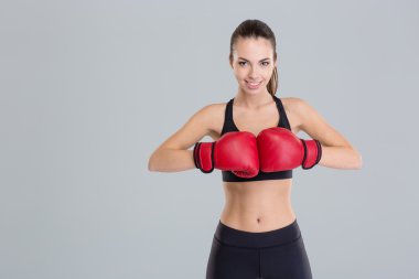 Güzel gülümseyen genç fitness kadın kırmızı boks eldiven giyer 
