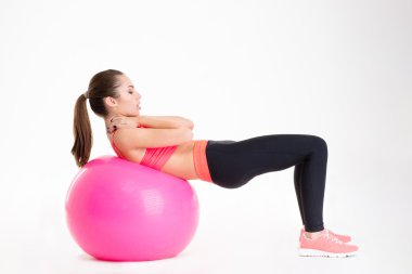 Genç ve güzel fitness kadın fitball ile çalışma dışarı 