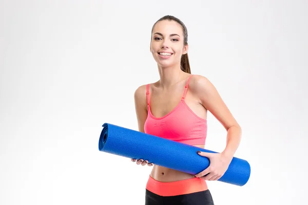 Retrato og sonriendo feliz encantadora chica de fitness con esterilla de yoga — Foto de Stock