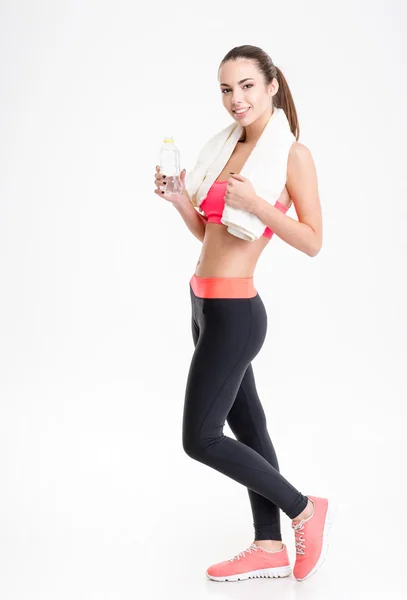 Mulher fitness posando com toalha branca e garrafa de água — Fotografia de Stock