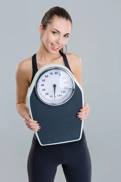 Retrato de menina fitness feliz em sportwear com balança de peso — Fotografia de Stock