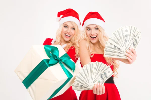 Excited beautiful sisters twins showing money and gift — Φωτογραφία Αρχείου
