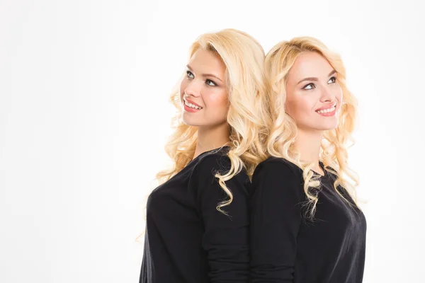 Retrato de um feliz irmãs pensativo gêmeos olhando para cima — Fotografia de Stock
