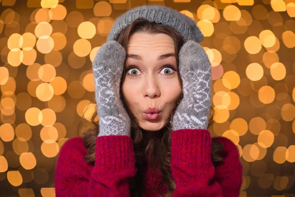 Portrait de fille drôle surprise en bonnet tricoté et mitaines — Photo