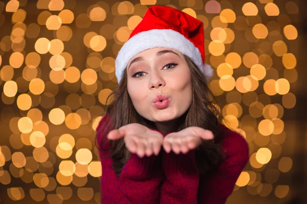 Abbastanza carino ragazza riccia in cappello di Babbo Natale invio baci — Foto Stock