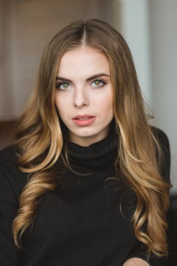 Çekici şehvetli emin kıvırcık genç kadın 