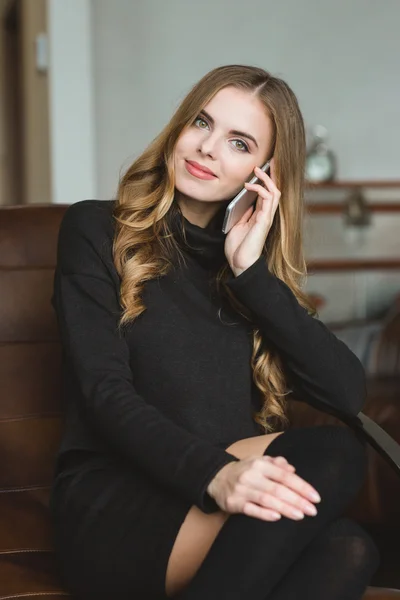 Belo conteúdo sorridente jovem do sexo feminino falando no telefone móvel — Fotografia de Stock