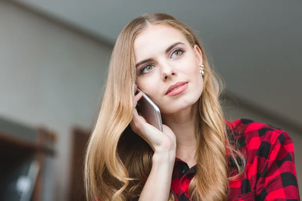 Pensativo bela jovem mulher falando no telefone móvel — Fotografia de Stock