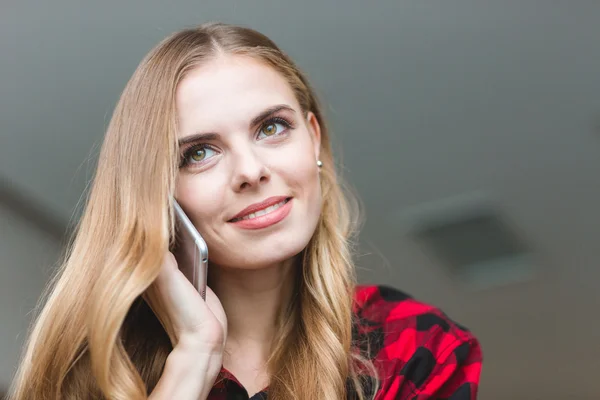 Genç ve güzel kadın telefonda konuşurken gülümseyen — Stok fotoğraf