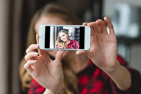 Okouzlující veselá mladá žena s selfie s smartphone — Stock fotografie