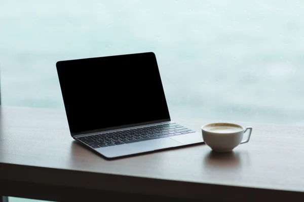 便携式计算机与空白的屏幕和杯咖啡 — 图库照片