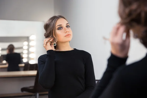 Mujer mirando su reflejo en el espejo — Foto de Stock