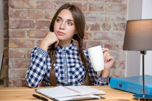 Studentin denkt über ihre Hausaufgaben nach — Stockfoto