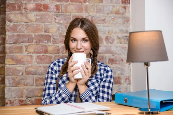 Mujer sentada a la mesa y tomando té —  Fotos de Stock