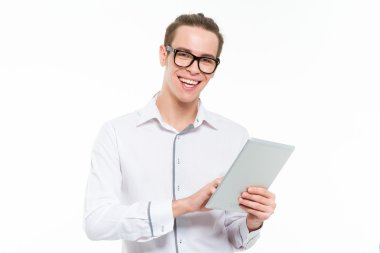 Neşeli işadamı tablet bilgisayar kullanarak 