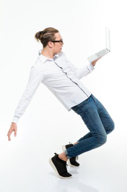 Dizüstü bilgisayar ile dans genç casual adam