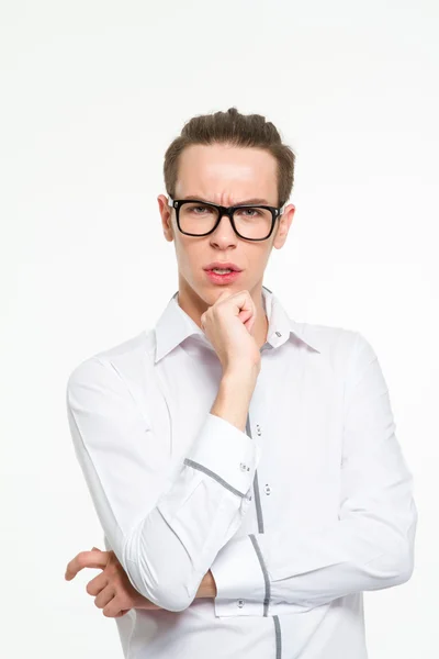 Hombre de negocios serio en gafas mirando a la cámara — Foto de Stock