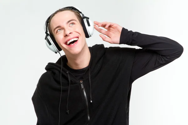 Happy man lyssnar musik i hörlurar och letar upp — Stockfoto