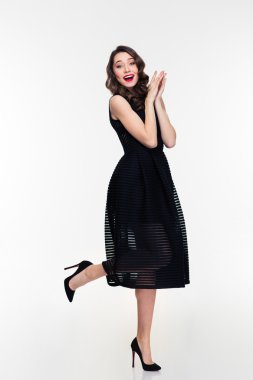 Retro saç siyah elbiseli çekici heyecanlı genç kadınla 