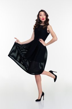 Retro tarzı komik olumlu genç ve güzel kadın