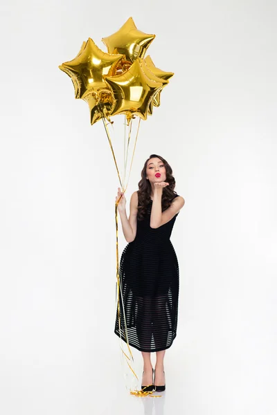 Mulher linda bonito com estrela em forma de balões enviando um beijo — Fotografia de Stock