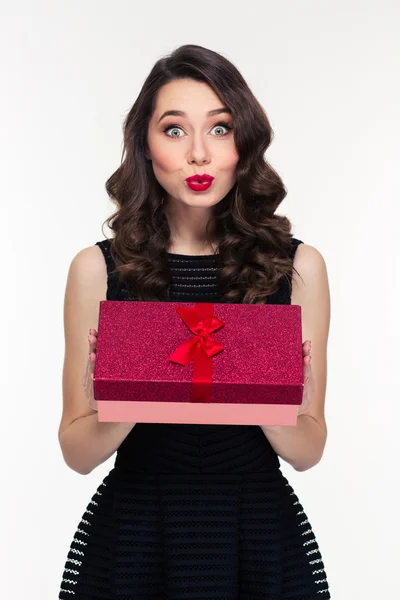 Surprised woman with makeup in retro style holding gift box — 스톡 사진