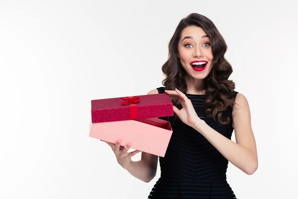 Excité gai attrayant jeune femme avec rétro coiffure cadeau d'ouverture — Photo