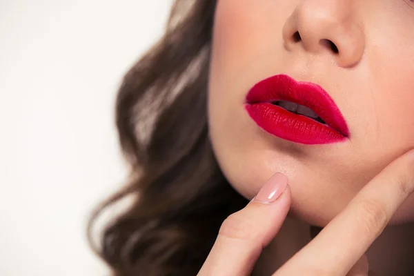 Спокусливі ніжні красиві червоні губи молодої кучерявої жінки — стокове фото