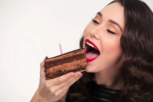 Linda menina bonito comer pedaço de bolo de aniversário de chocolate — Fotografia de Stock