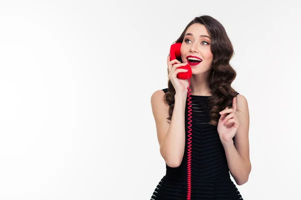 Счастливая привлекательная кудрявая женщина с ретро-прической, говорящая по телефону — стоковое фото