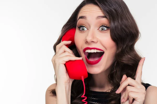 Захоплена мила жінка в ретро-стилі розмовляє по телефону — стокове фото