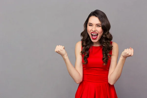 Mulher alegre celebrando seu sucesso — Fotografia de Stock