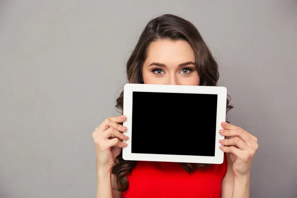 Женщина показывает пустой экран планшетного компьютера — стоковое фото