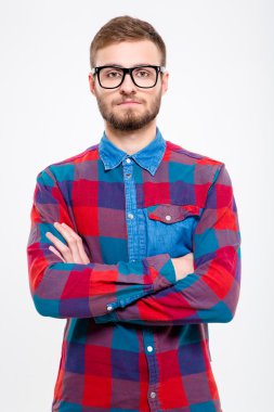 Silah ile çekici sakallı genç adam portresi geçti