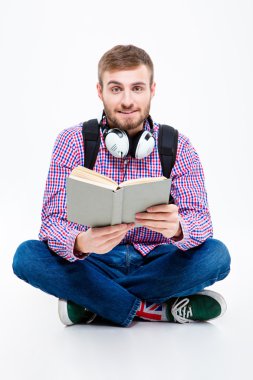 Oturma ve kitap okuma kulaklık ile çekici sakallı öğrenci