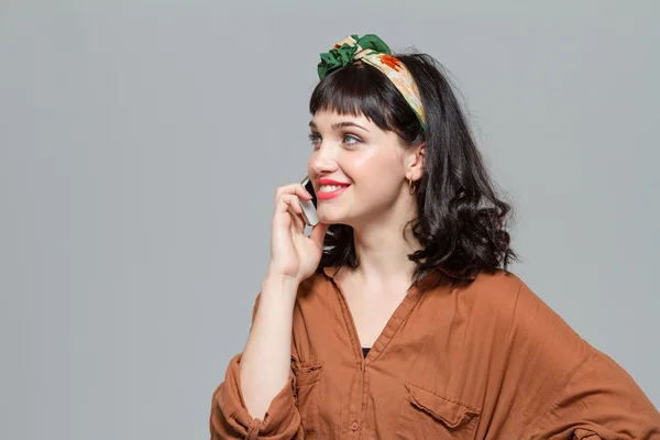 Contenido sonriente linda joven mujer hablando en el teléfono móvil —  Fotos de Stock