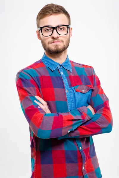 Beau mâle barbu confiant dans des lunettes avec les mains pliées — Photo