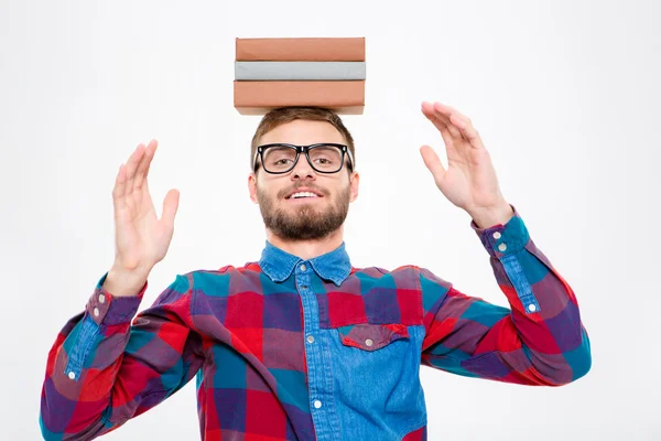 Fröhlicher amüsanter Mann mit Brille und Büchern auf dem Kopf — Stockfoto